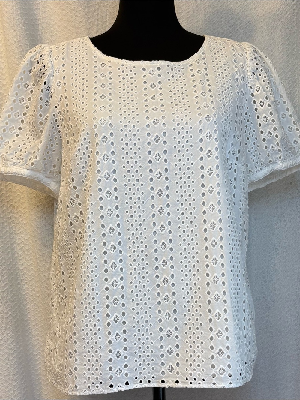 J.Crew 100% cotton white eyelet embroidered blouse. Like new!
Size M